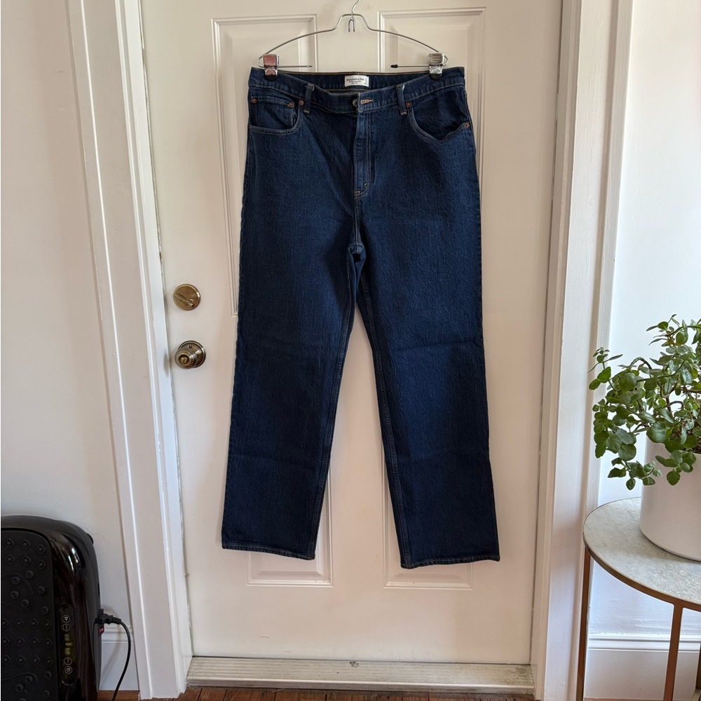 Abercrombie & Fitch The Relaxed Jean High Rise in 16L